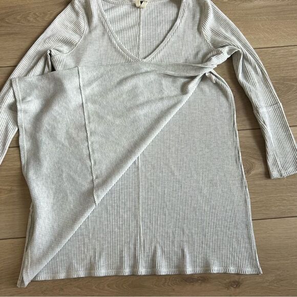 We the Free Split Side Tuesday Tunic V-Neck Knit Top Size Large Light Grey - Picture 8 of 11